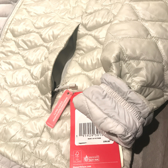 The North Face Thermoball Quilted Jacket - Picture 6 of 7